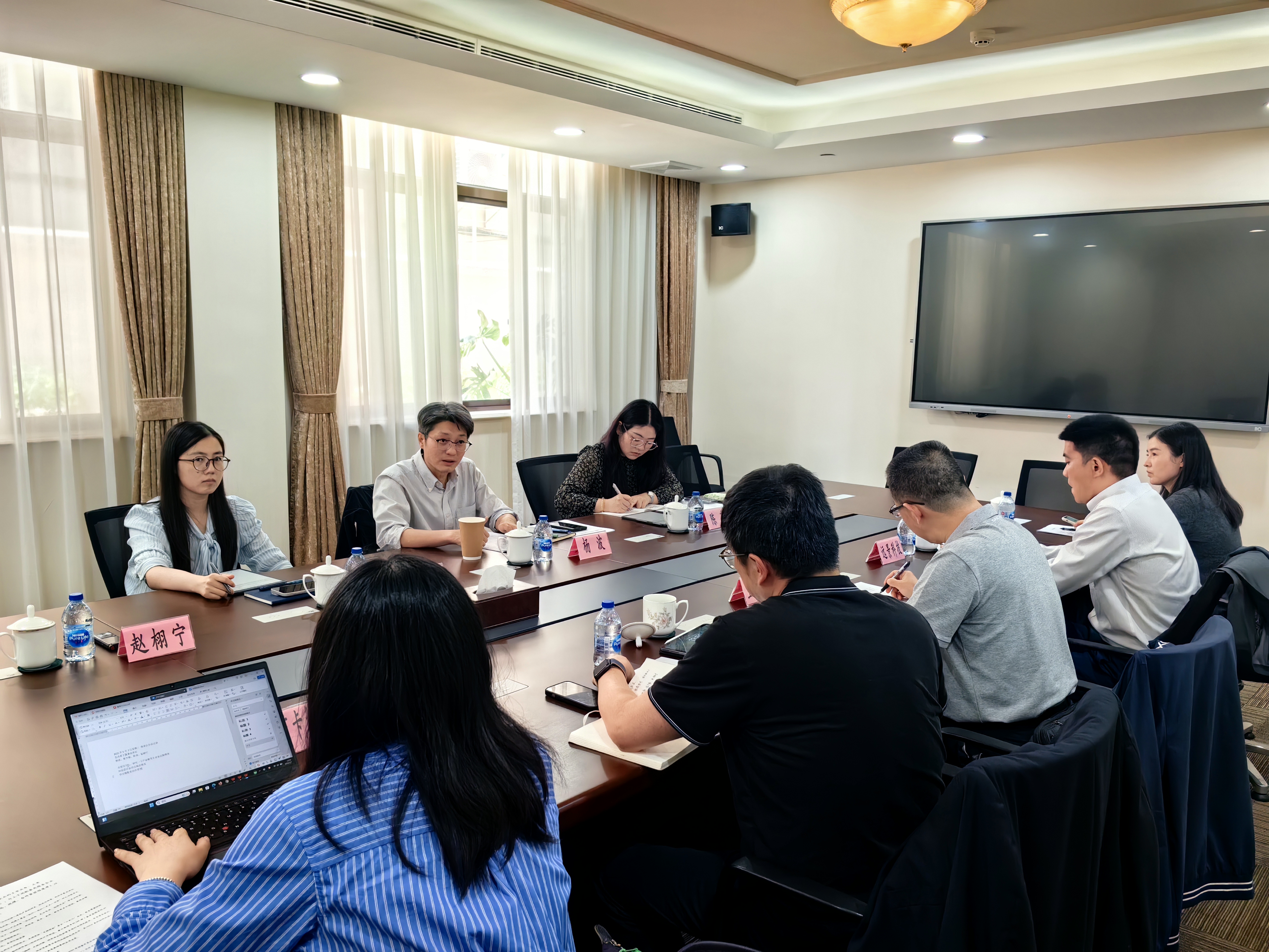市场所召开本市企业高质量“走出去”座谈会